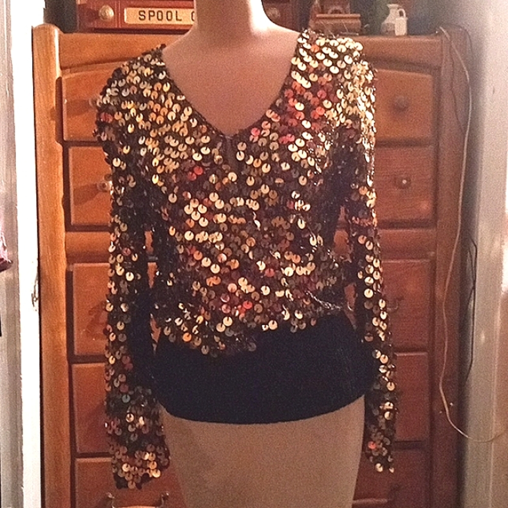 E.Haas & Co Vintage Gold and black fishscale V neck Sweater in EUC. Size Large
